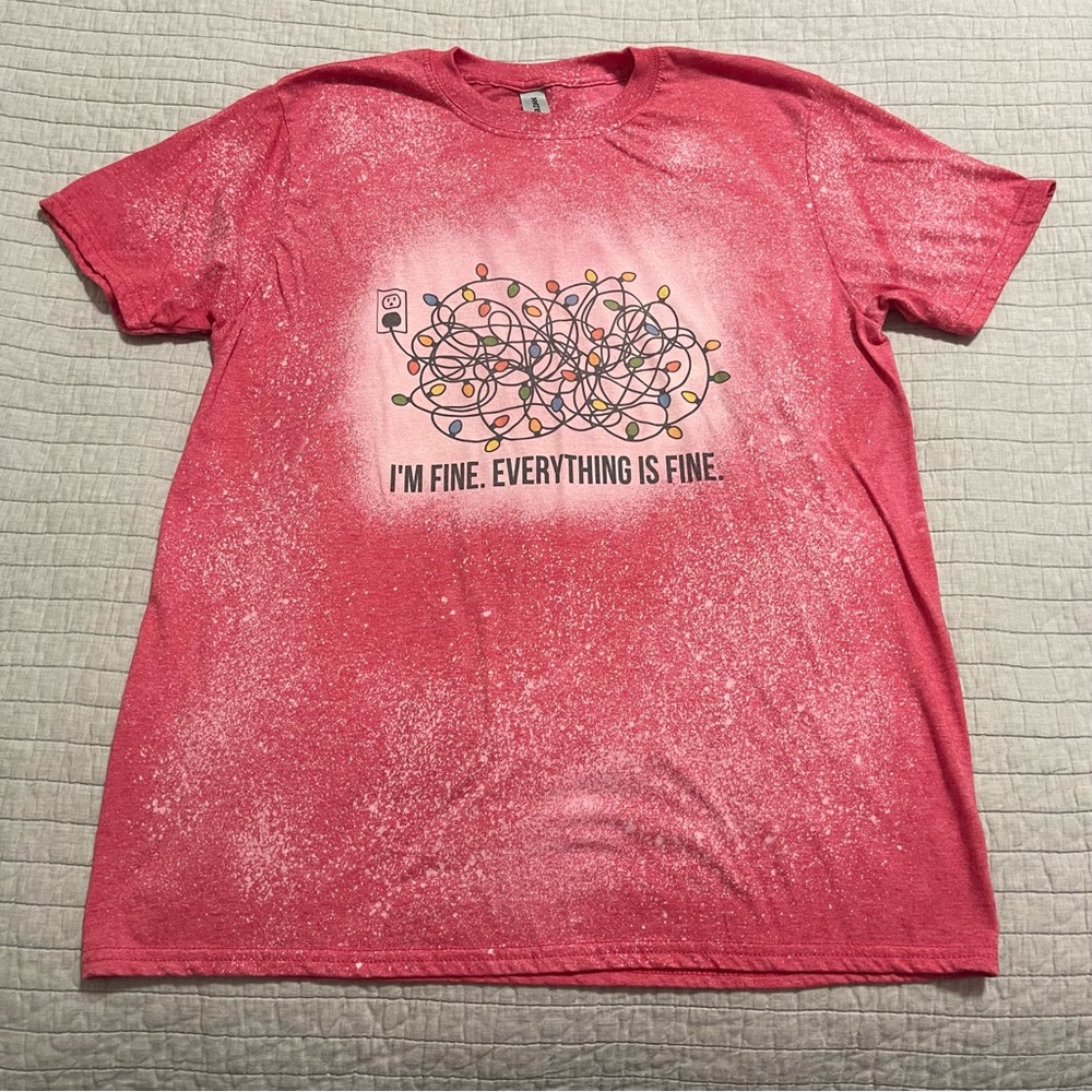 "I'm fine. Everything is fine." Red SS Christmas T-Shirt Size Large Gildan